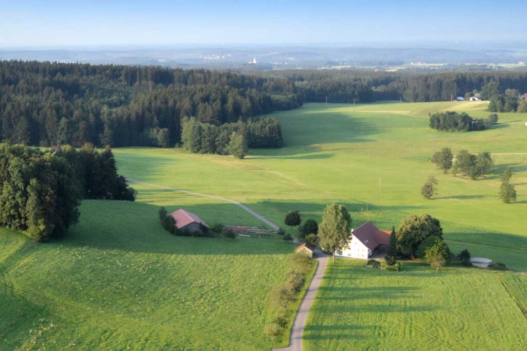 Blick auf Hof in Landschaft